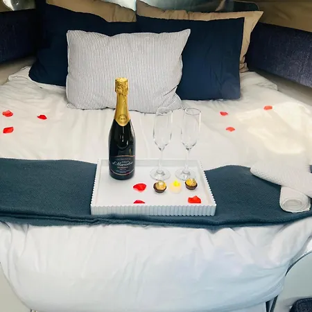 Vina Romance - Romantic Boat In Marina Hotel na wodzie *